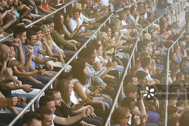 体育场上欢呼的球迷图片素材