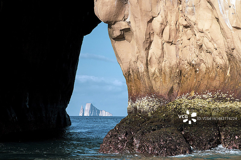 从厄瓜多尔加拉帕戈斯群岛圣克里斯托瓦尔岛看到的踢脚岩图片素材