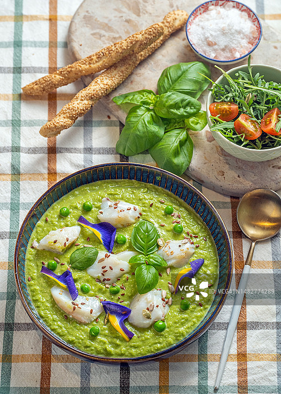 鳕鱼配糊状豌豆图片素材