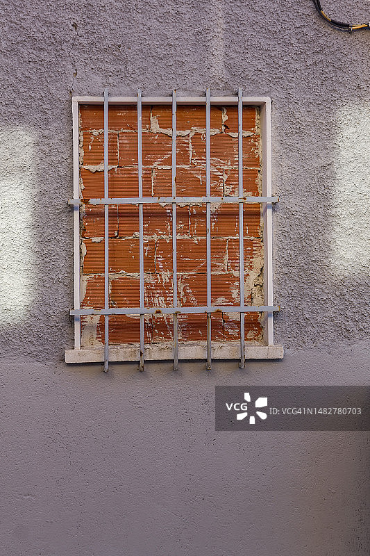 用安全格栅封闭的窗户图片素材