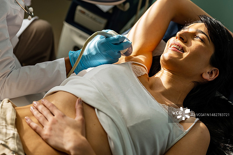 一名年轻女子正在做乳房超声检查，以预防乳腺癌图片素材