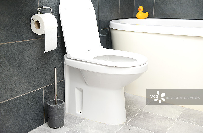 用小黄鸭清洁马桶图片素材
