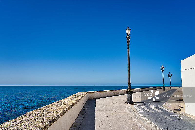 西班牙加的斯海滨步道图片素材