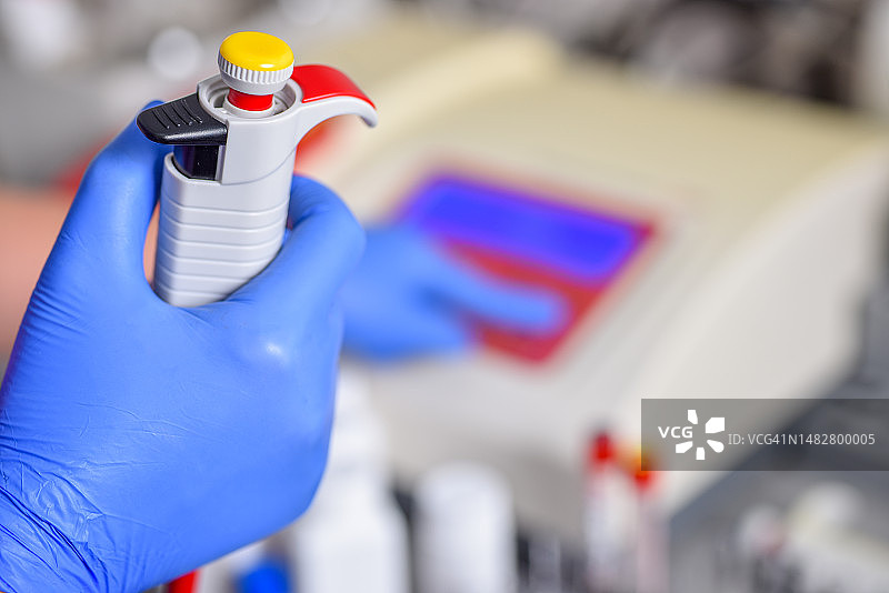 在实验室用移液管做血液分析的女技师图片素材