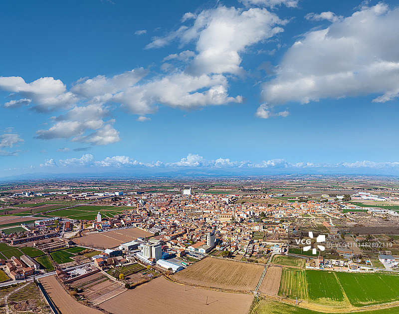 加泰罗尼亚莱里达的贝尔普伊格村鸟瞰图片素材