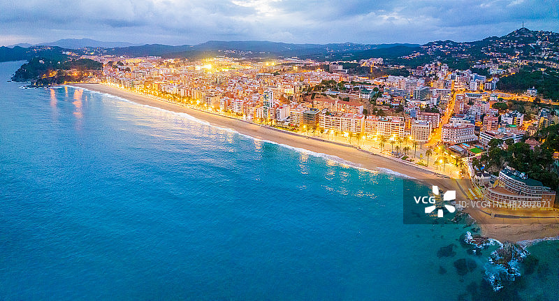 赫罗纳加泰罗尼亚地中海滨海略雷特德马尔日落海滩村庄航拍天际线图片素材