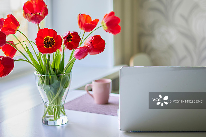 带电脑和花束的工作场所图片素材