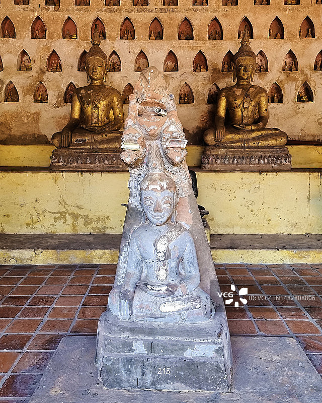 老挝万象市西萨ket寺回廊里的古老佛像图片素材