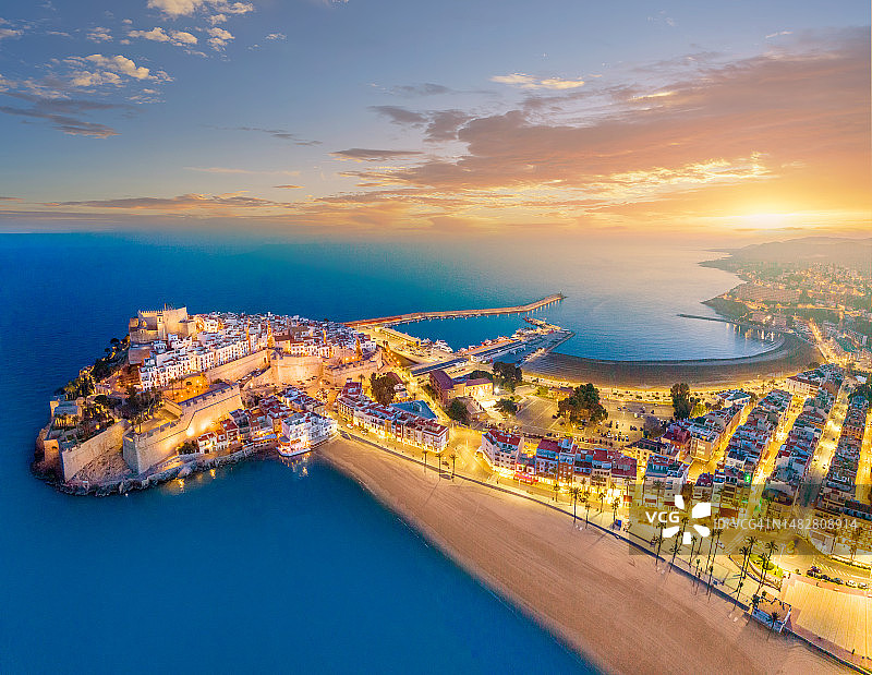 西班牙地中海卡斯特利翁佩尼斯科拉日落鸟瞰图片素材