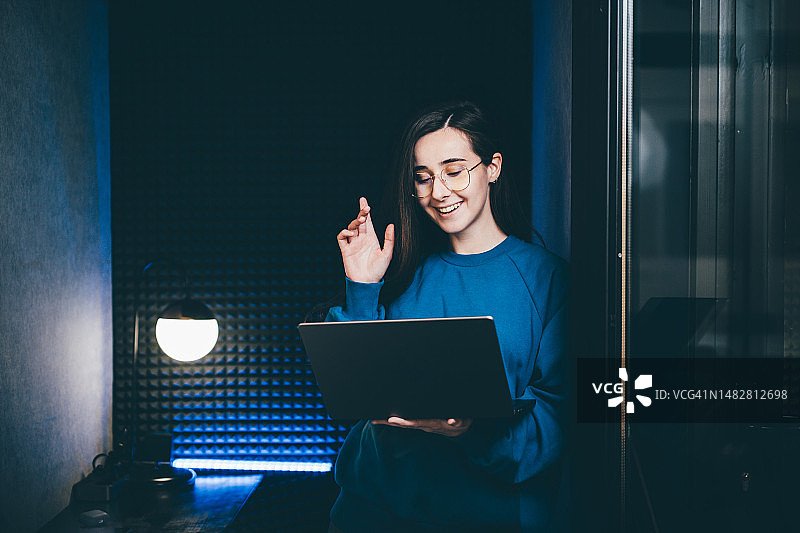 在独立隔间工作的商务女人图片素材