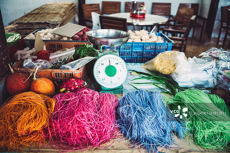 越南商店里成捆的彩色米粉图片素材