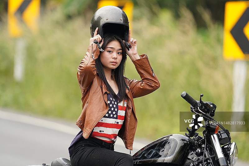 骑摩托车的美女肖像图片素材