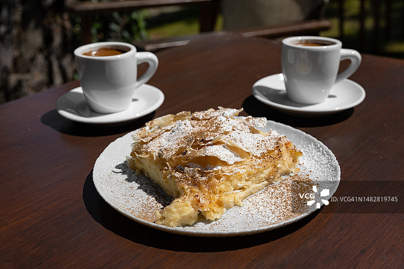 希腊奶油千层酥和希腊咖啡图片素材