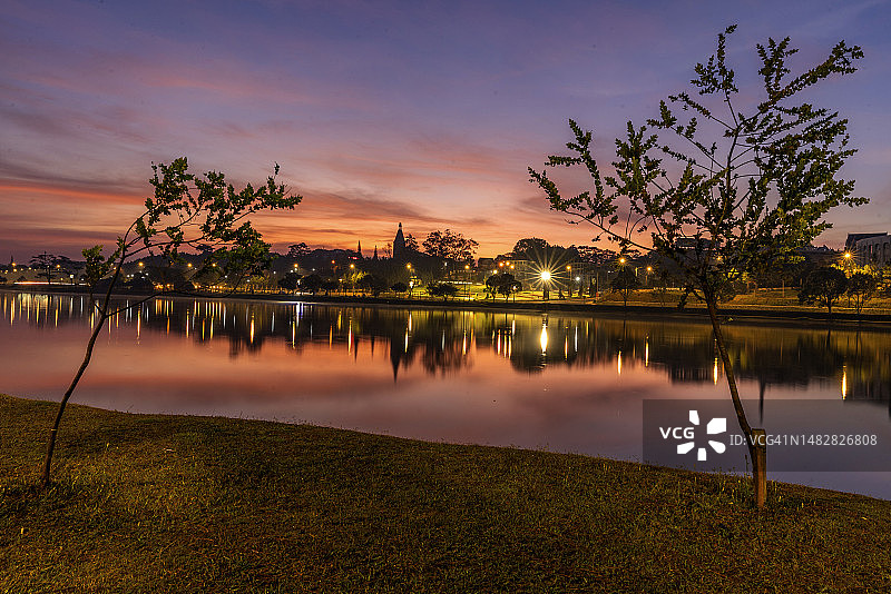 越南大叻宣香湖美丽的黎明图片素材