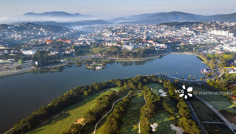 越南大叻市的春香湖鸟瞰图片素材