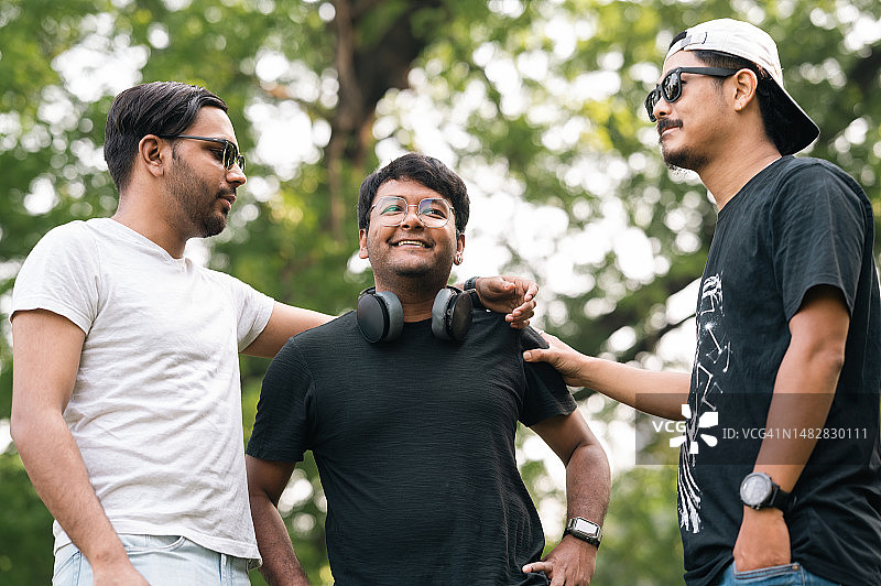 快乐的中年朋友在公园里玩耍图片素材