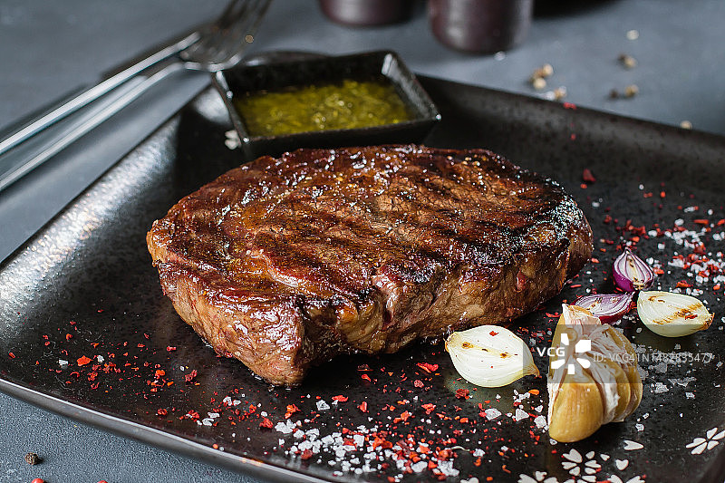 盘中蒜香烤牛排图片素材