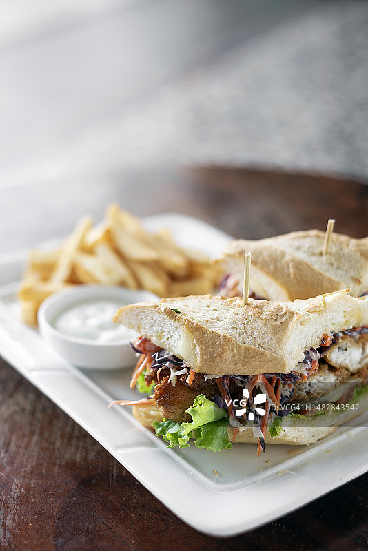 炸鱼排三明治，搭配炸薯条和塔塔酱图片素材