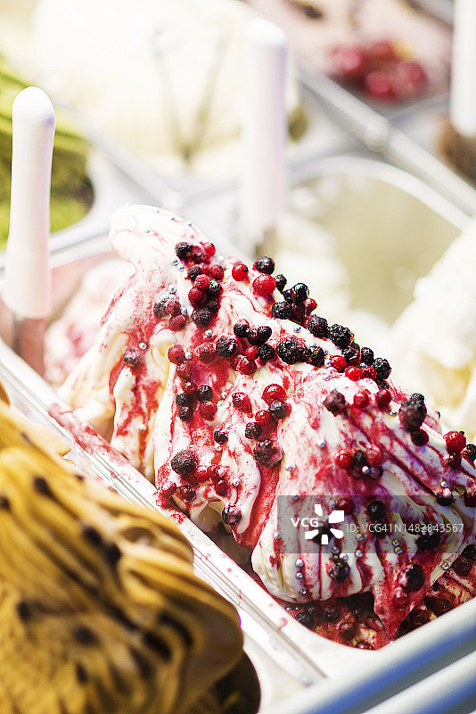 罗马尼亚商店展示的混合彩色美食冰淇淋甜点图片素材