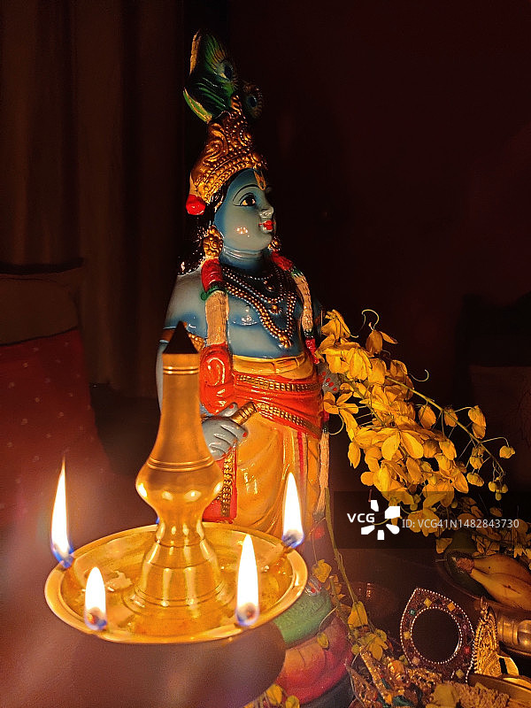 点亮的黄铜油灯、奎师那神像、决明子花、Vishu Kani、Vishu节、喀拉拉邦图片素材