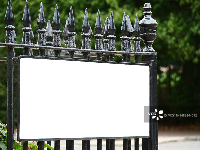 英国伦敦街角锻铁门上的空白街道标志图片素材