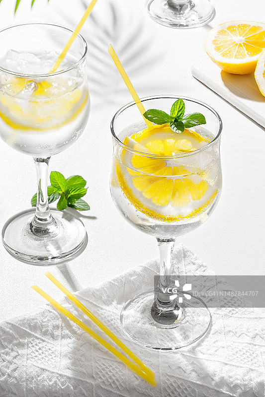 含气泡酒的柠檬鸡尾酒，加冰块，在玻璃杯中，白色背景，斯塔夫罗波尔，斯塔夫罗波尔边疆区，俄罗斯图片素材