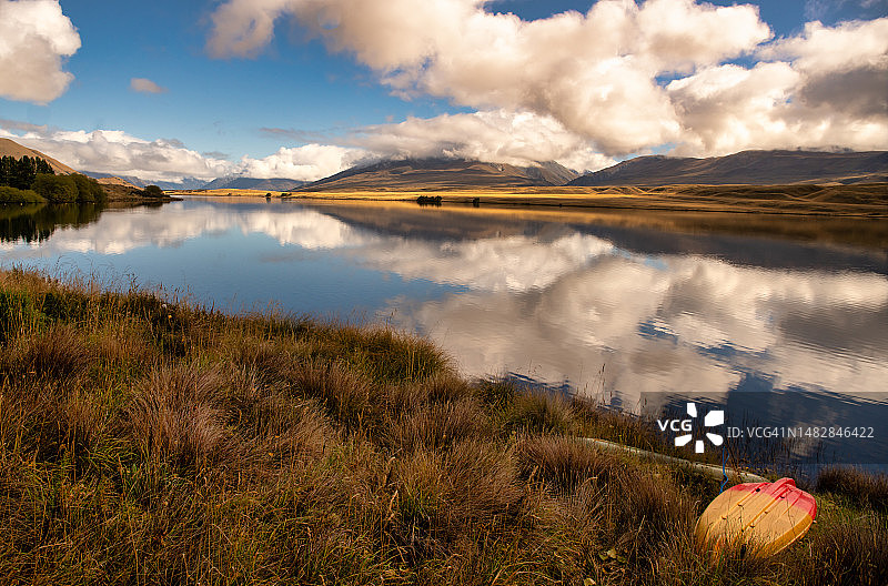 克利尔沃特湖岸边的彩色划艇，新西兰阿什伯顿湖区图片素材
