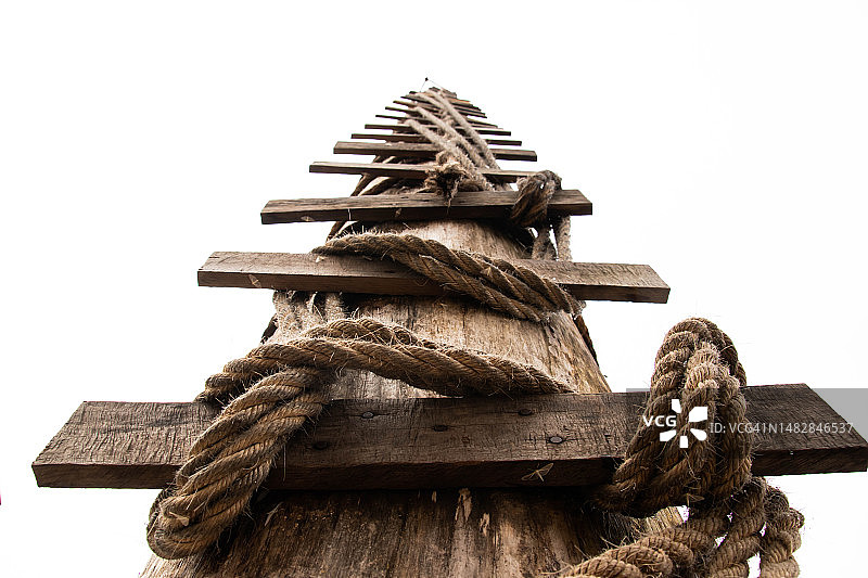 墨西哥普埃布拉州库埃察兰白色背景下系在木头上的绳子特写图片素材