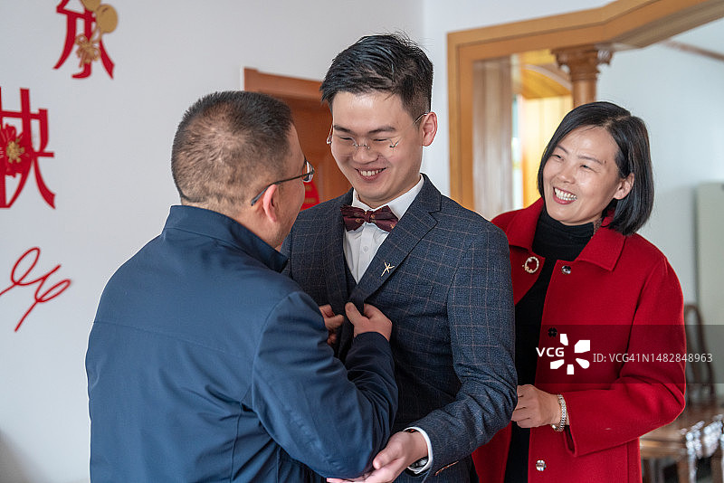 婚礼当天，新郎一家笑容满面图片素材