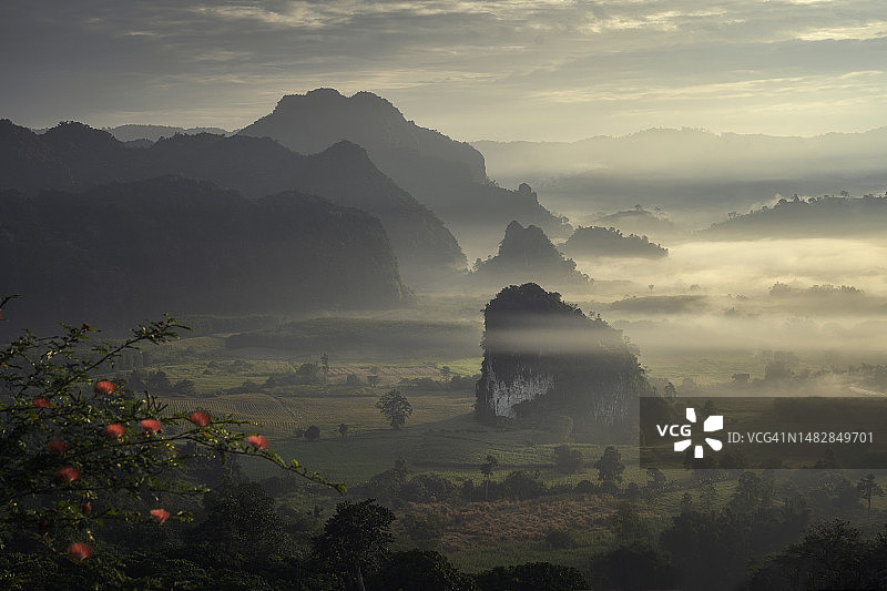 泰国帕尧府热门旅游景点： Phu Langka观景点图片素材