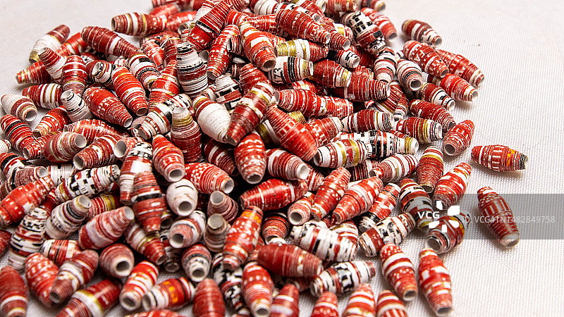 乌干达坎帕拉桌子上螺丝钉的高角度视图图片素材