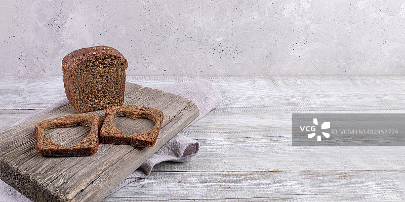 心形黑麦面包图片素材