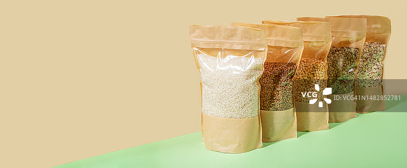 装有谷物的牛皮纸袋，对角线放置于米绿色背景上，零浪费无塑料，罗马尼亚图片素材
