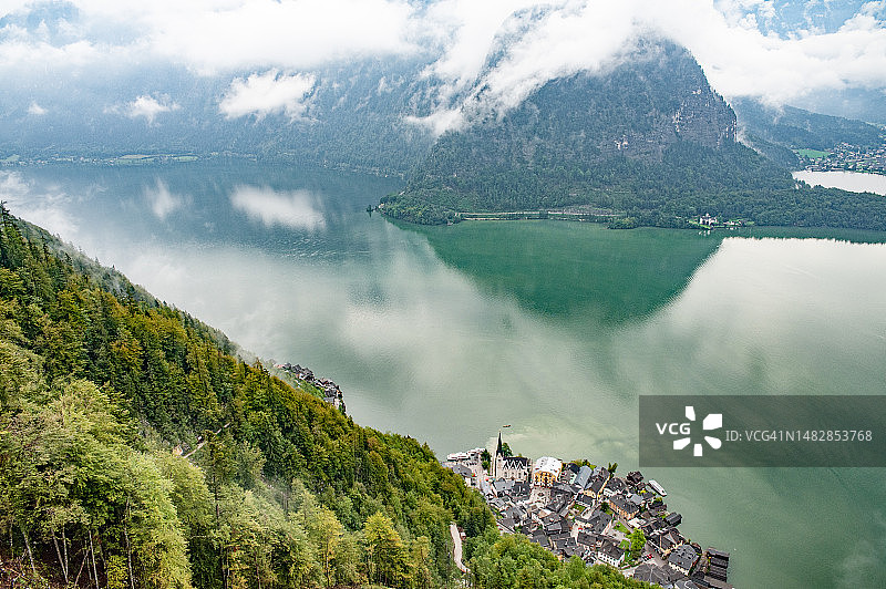 奥地利哈尔施塔特湖光山色全景图片素材