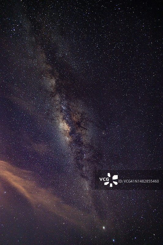 低角度拍摄的星空夜景，马来西亚砂拉越州古晋图片素材