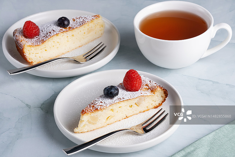 两片苹果派配糖粉、覆盆子和蓝莓，俄罗斯斯塔夫罗波尔图片素材