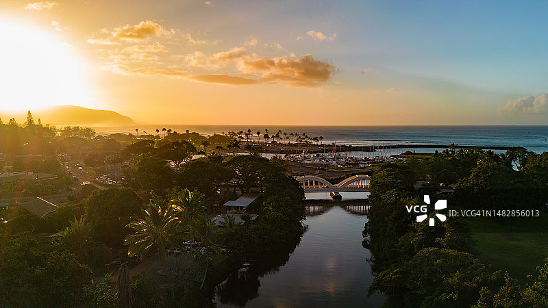 美国夏威夷哈雷瓦日落时分的海景图片素材