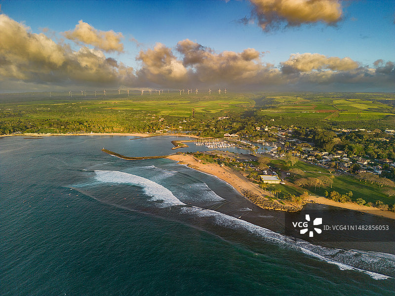 泰国南部热带海滩长尾船鸟瞰图片素材