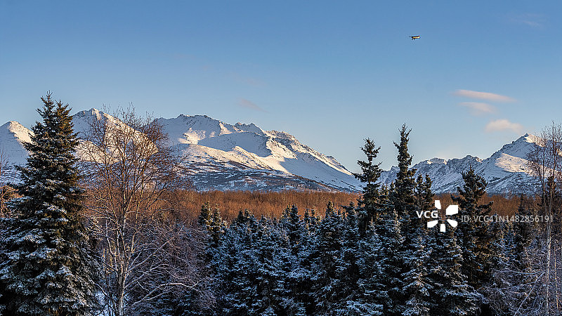 美国阿拉斯加州安克雷奇的雪山美景图片素材