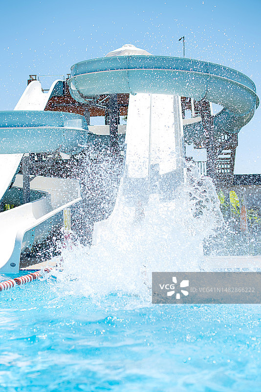 公共游泳池的滑水道图片素材