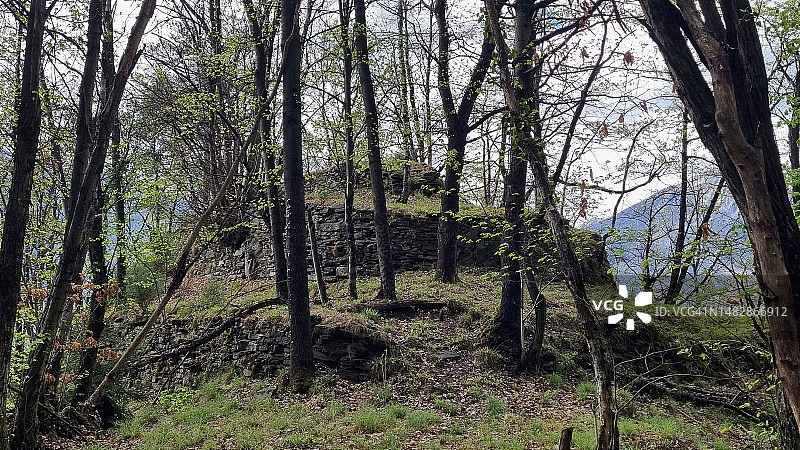 奥索拉山谷：特龙塔诺和多莫多索拉附近的莫特卡斯莱特古老圆形石墙图片素材