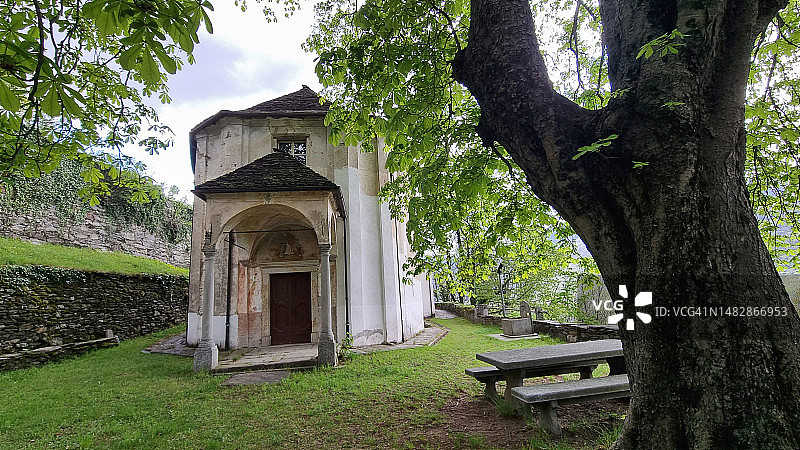 奥索拉山谷科萨附近的“圣洛伦索教堂”乡村教堂图片素材