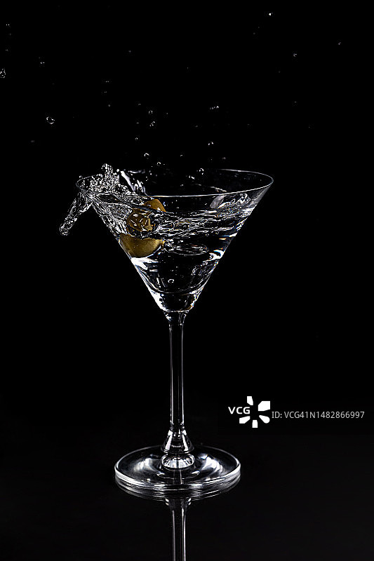 马提尼鸡尾酒飞溅的库存照片图片素材