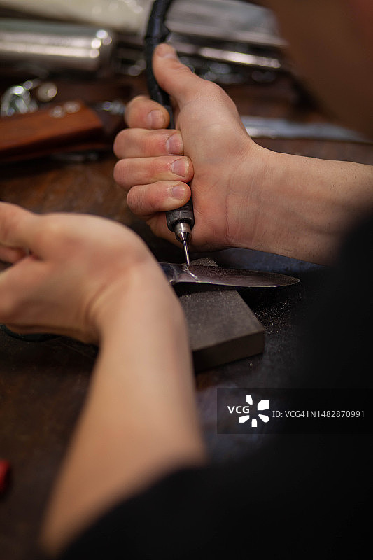 维修刀具的工匠图片素材