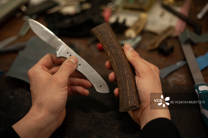 刀匠在他的工作室制作刀具图片素材