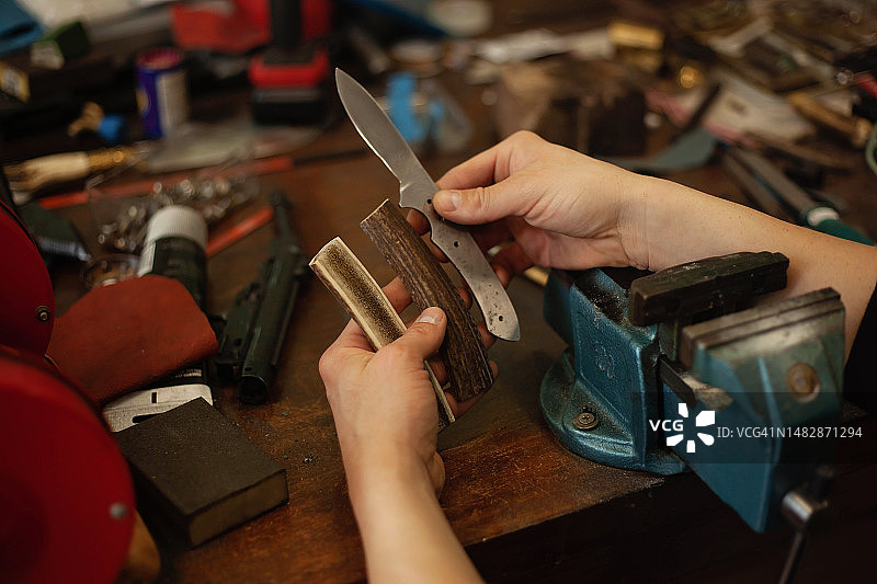 刀匠在工作室制作刀具图片素材