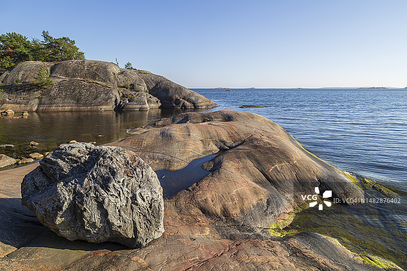 芬兰汉科Puistovuori岩石海岸线和悬崖图片素材