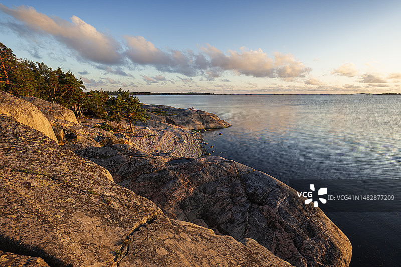 木桌上的储蓄罐图片素材