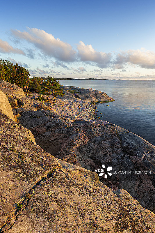 木桌上的储蓄罐图片素材