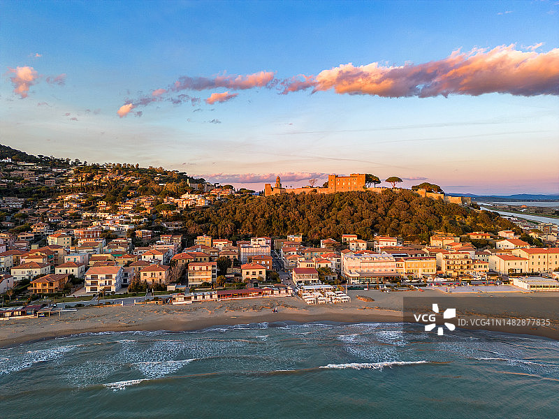 航拍托斯卡纳小镇卡斯蒂廖内·德拉佩斯卡亚图片素材